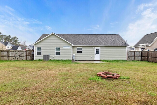 Building Photo - Bridgeport Home with Community Pool!