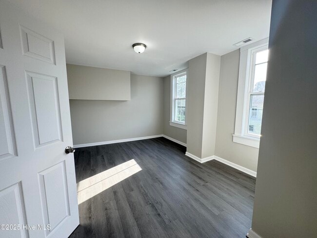 Building Photo - 213 E Gale St