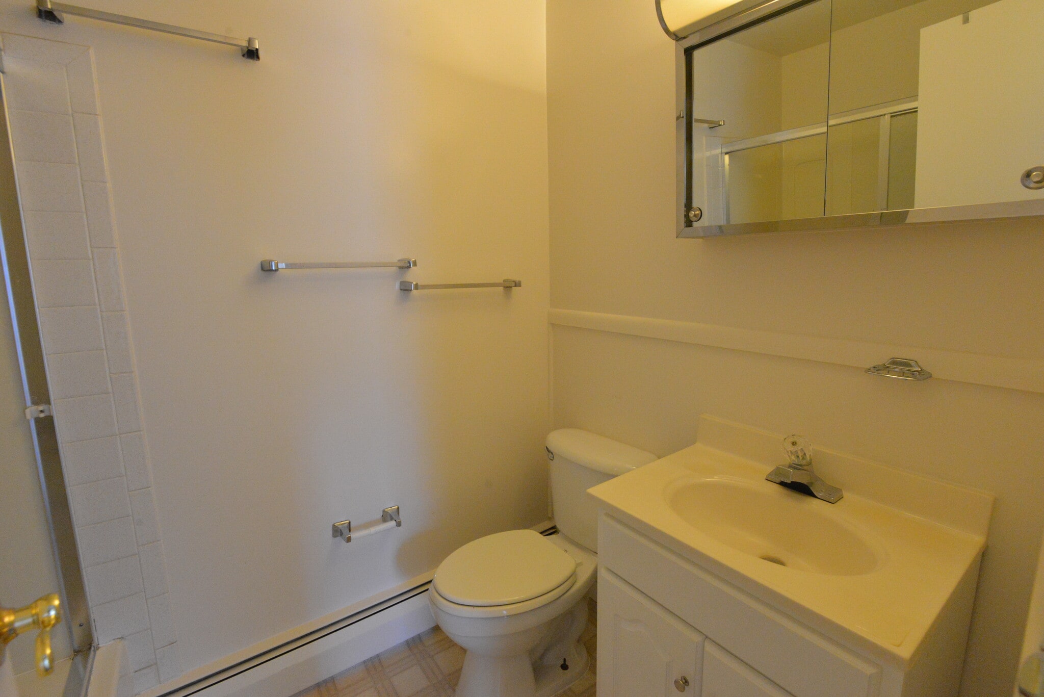 Main full bath - 426 Winthrop Dr
