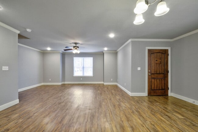Building Photo - FREE 55” TV or 28” Blackstone! Plus $150 Amazon gift card! Beautiful 3 bed / 2.5 bath duplex with...