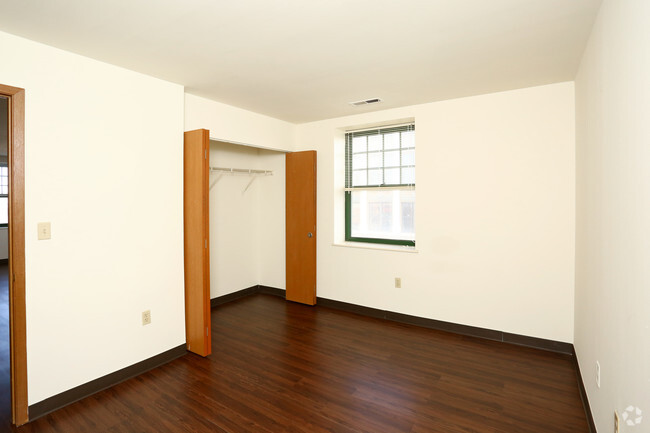 1BR, 1BA - 610SF - Bedroom - Drake Plaza Apartments