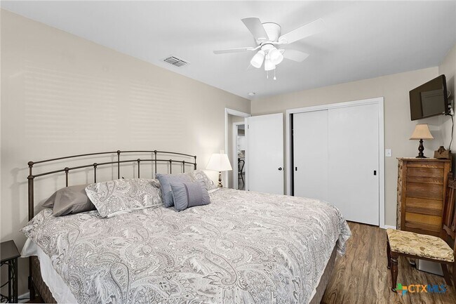 Building Photo - 2052 Gruene Rd