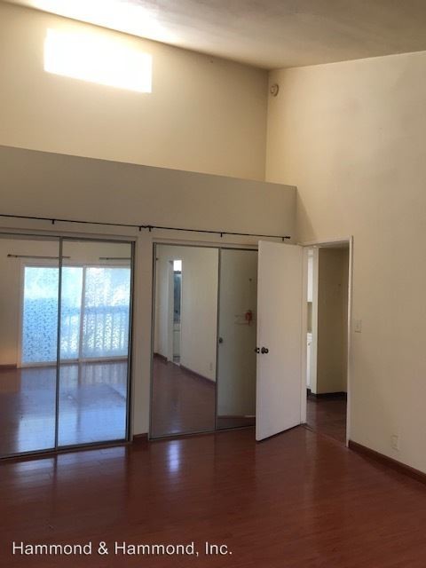 Building Photo - 17440 Vanowen St