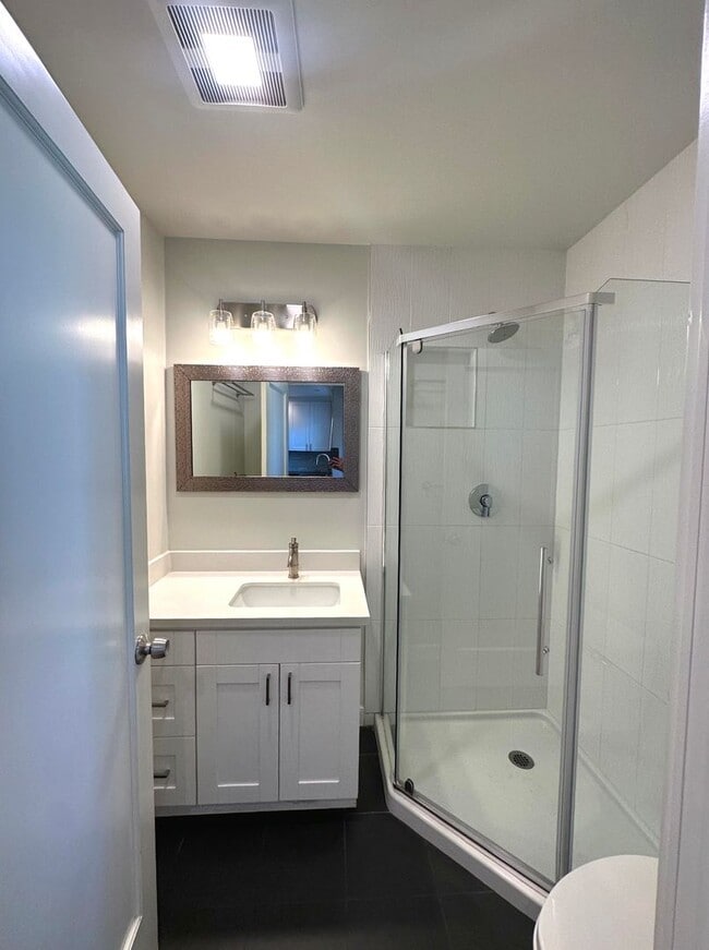 Building Photo - UPDATED Split Level 3BR/2BA 1650sf Sunset ...