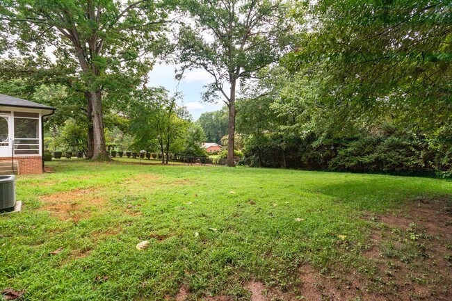 Building Photo - Beautiful 3 bedroom 2 1/2 bathroom Home with a Fenced-in Backyard in Winston!