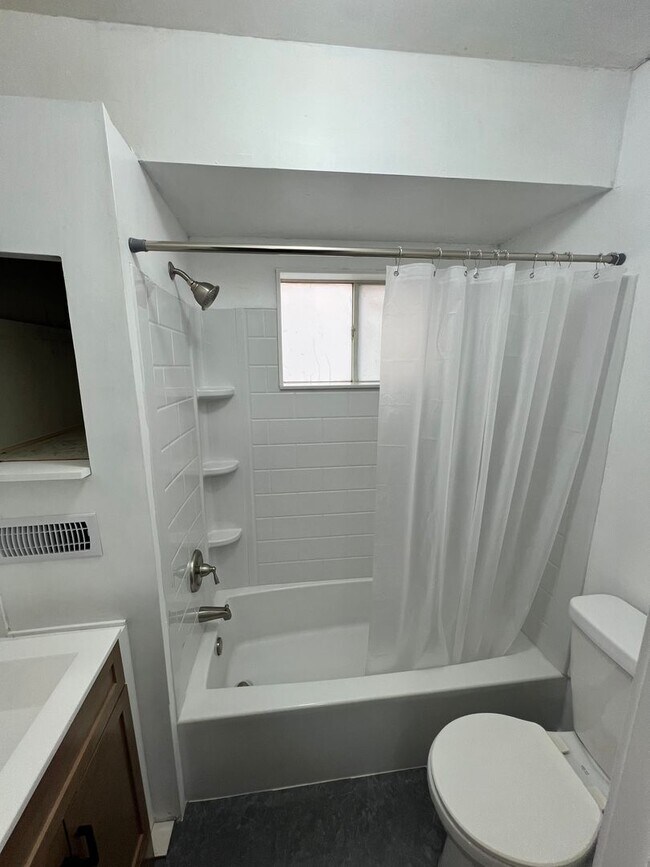 Building Photo - 3 Bedroom 1 Bathroom House (move in ready)