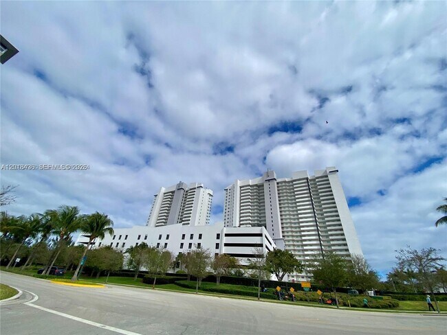 Building Photo - 14951 Royal Oaks Ln