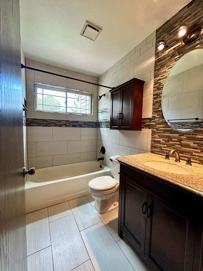 Building Photo - Beautiful 5 Bedroom Home with Large Private Yard