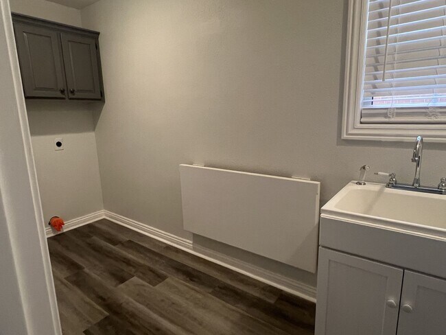 Building Photo - Dramatic Copper Mill Home with Huge Formal Living and Dining Rooms