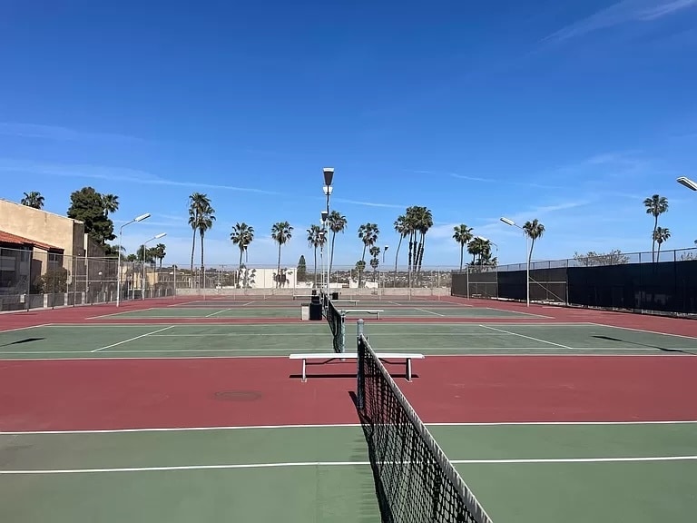 5 tennis courts - 4600 Lamont St