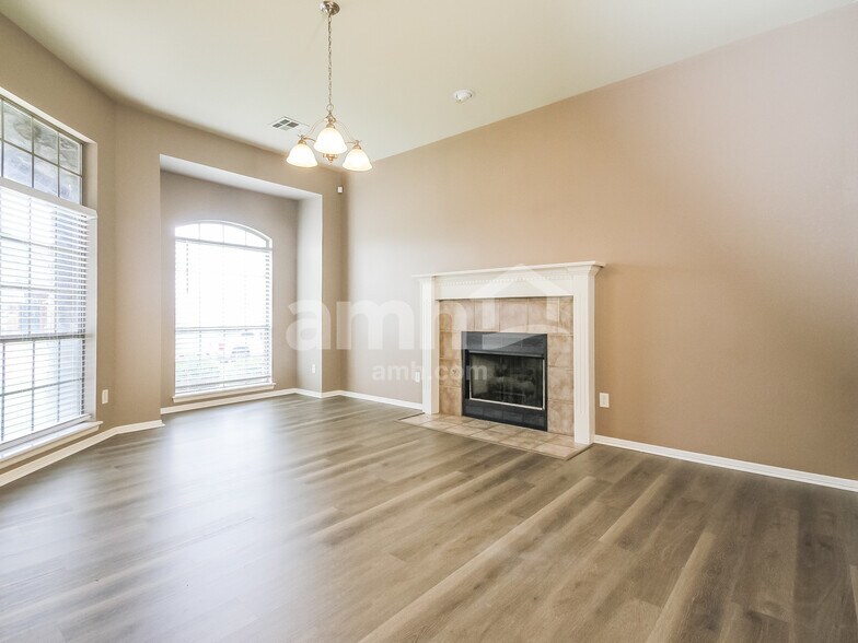 Building Photo - 1606 W Vicksburg Pl