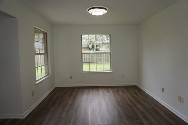 Building Photo - 3 Bedroom 2 Bathroom Home With Garage in M...