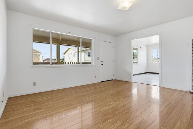 Building Photo - Spacious Upstairs Unit!