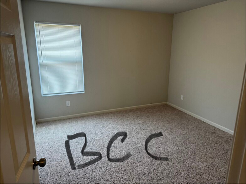 Building Photo - 110 Sunland Dr