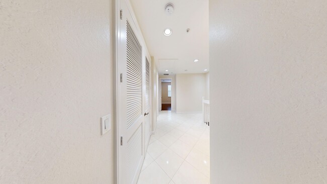 Building Photo - 4 Bed/3.5 Bath Townhome w/2 Car Garage in Pet Friendly Gated Community! ** Water/Cable/Internet I...