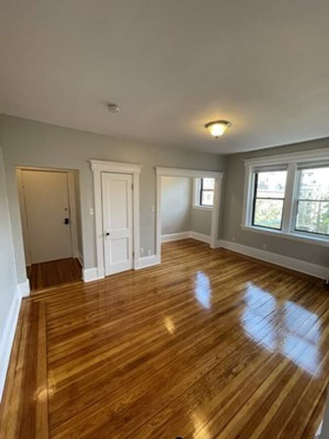 Building Photo - NEU - STUDIO - NO FEE 9/1