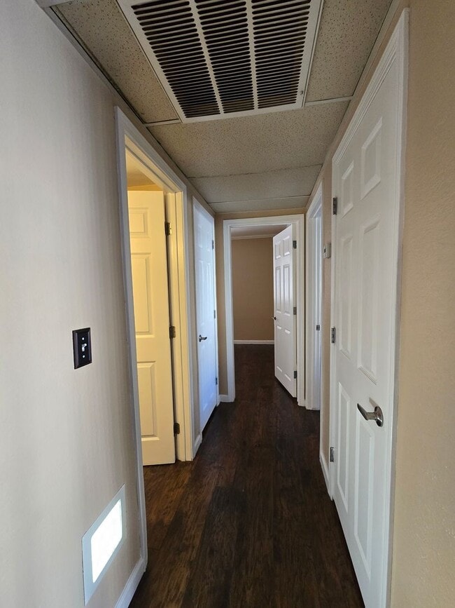 Building Photo - Beautiful 2-Bedroom First-Floor Condo in a Guard-Gated Community