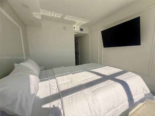 Building Photo - 1000 W Island Blvd