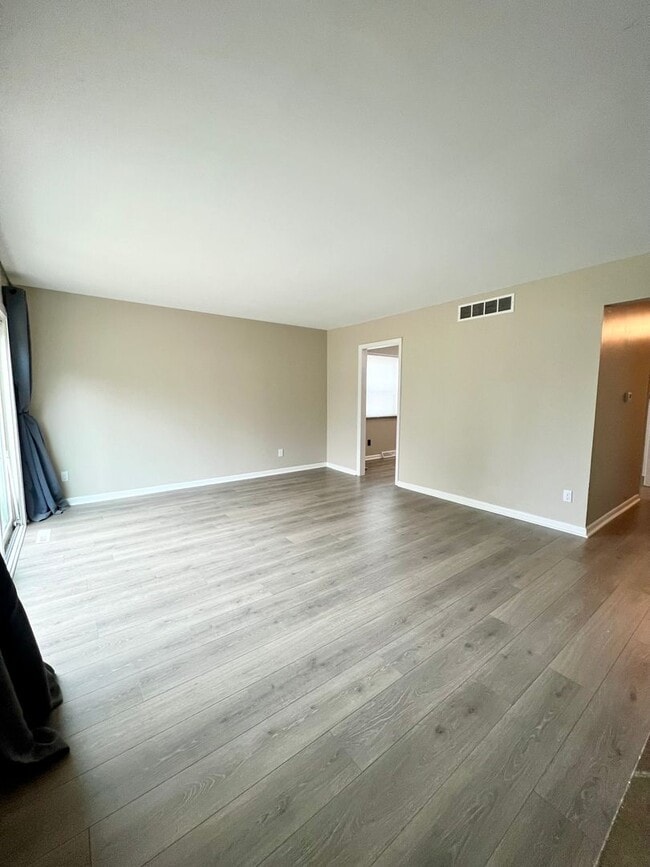 Building Photo - 3 Bedroom Duplex in Kalamazoo