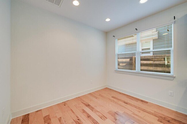 Building Photo - 2205 Capulet St