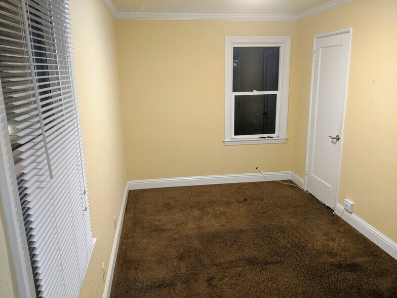 Primary Photo - 1051 Park Ave