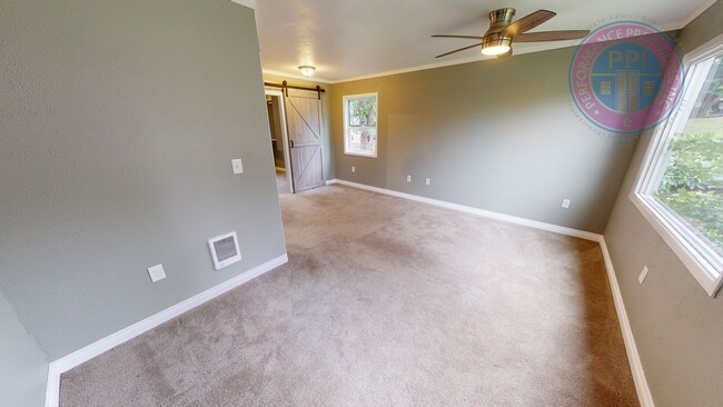 Building Photo - Oregon City - Three Bedroom Bungalow, Comp...