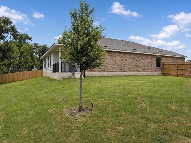 Building Photo - Spacious 4 Bed / 2.5 Bath Home with Fenced Yard & Modern Finishes in Belton