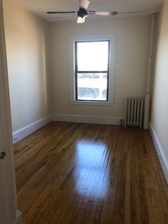 Building Photo - Spacious 2BR/1BA Apartment Available Now!!...