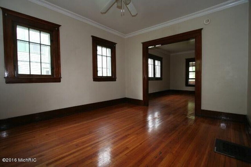 Building Photo - 321 Charles Avenue Southeast