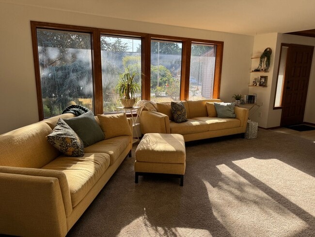 Building Photo - 3 Bed, 2.5 Bath Country Club