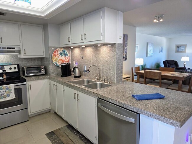 Building Photo - 285 107th Ave