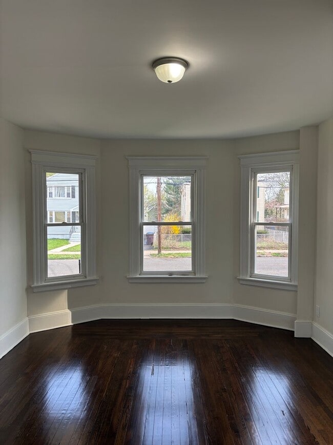 Building Photo - 38 Roberts St