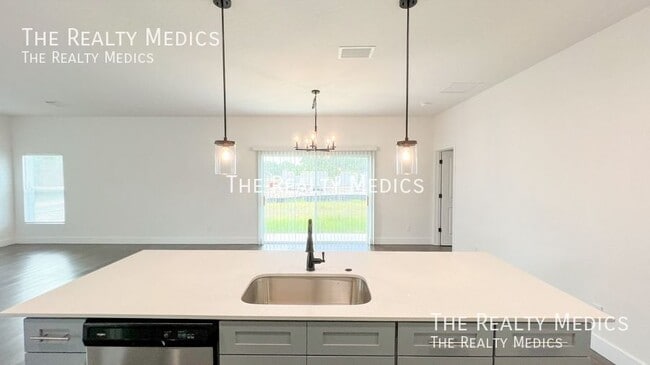 Building Photo - 905 Toluca St SE