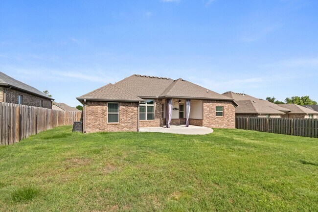 Building Photo - Come home to this stunning 4 bed/2 bath split floorplan home in Centerton!