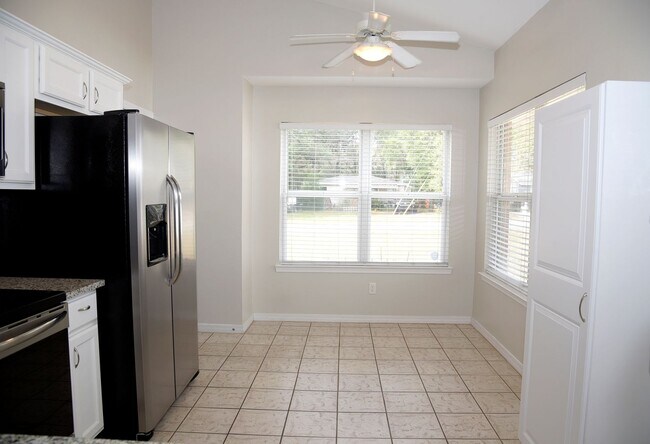 Building Photo - Central Niceville Home with Lawncare Included!