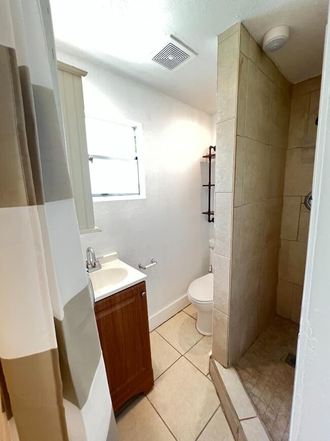 Building Photo - 2214-2216 Moreno Ave. - 2216 Moreno Apt A