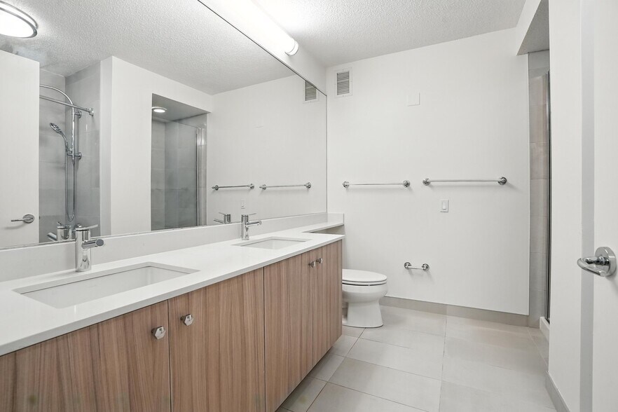 Building Photo - 512 N Kingsbury St