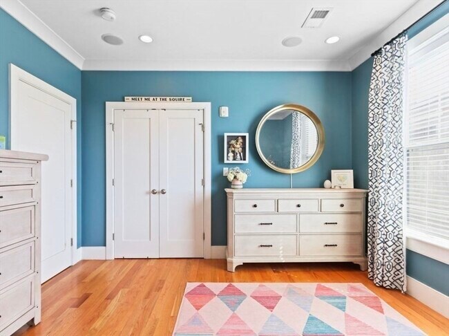 Building Photo - 525 E 7th St