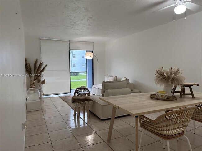 Building Photo - 9440 Fontainebleau Blvd
