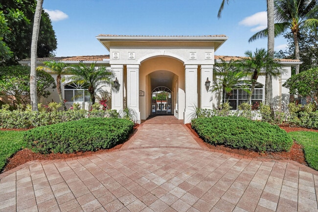 Building Photo - 3202 Myrtlewood Cir E