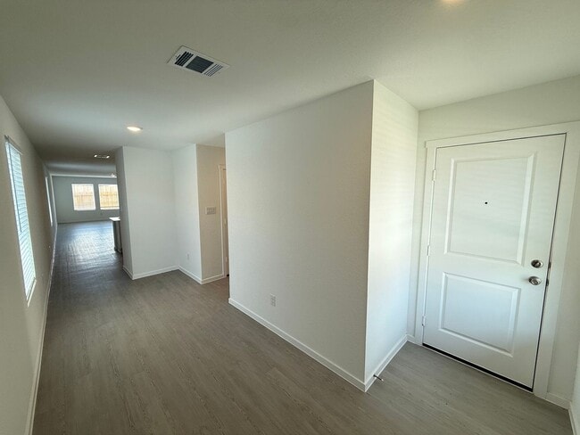 Building Photo - Brand New 4bd/2ba in Prime Location