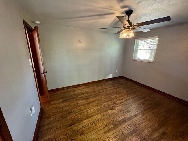 Building Photo - Charming 2-Bed 1-Bath Home in Avalon!