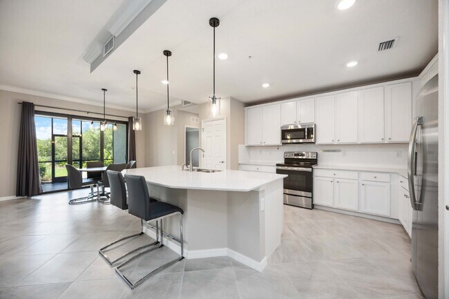 Building Photo - "Spacious 2-Bed, 2-Bath W/Den Condo Retrea...