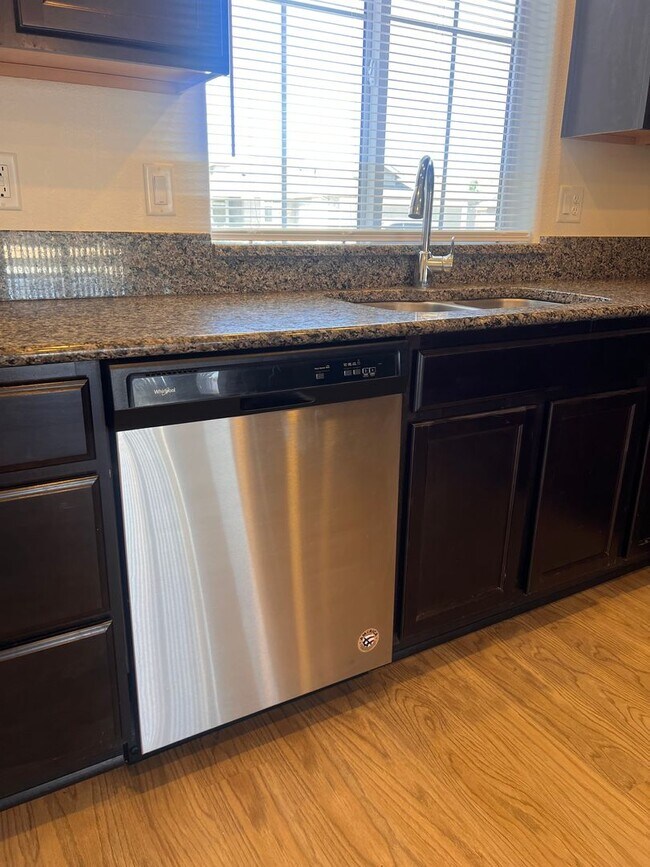 Building Photo - Silverland Estates 3 Bedroom 2 Bathroom Ho...