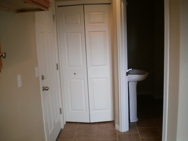 Building Photo - ~Elegant 3 bedroom with Bonus Family Room ...