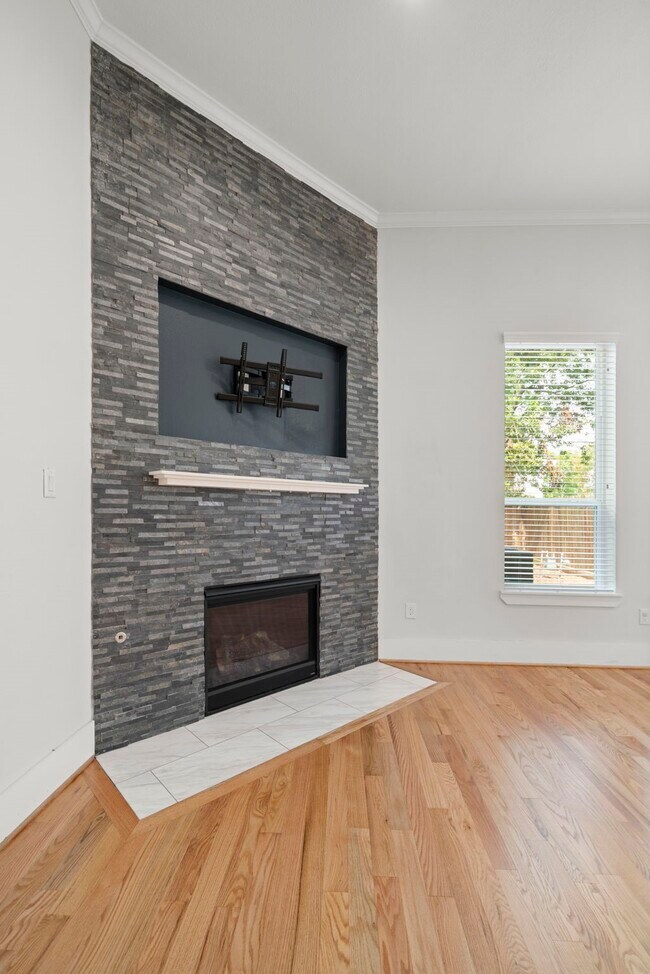 Building Photo - 206 Burr St