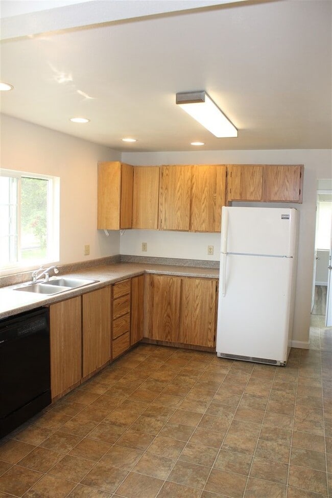 Building Photo - 3 Bedroom, 1.5 Bathroom House! Available now!
