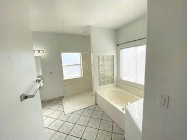 Building Photo - 7176 Husky Dr NE