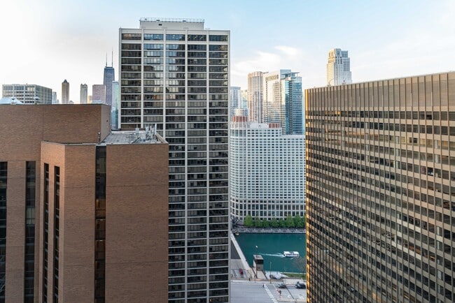 Building Photo - 222 N Columbus Dr