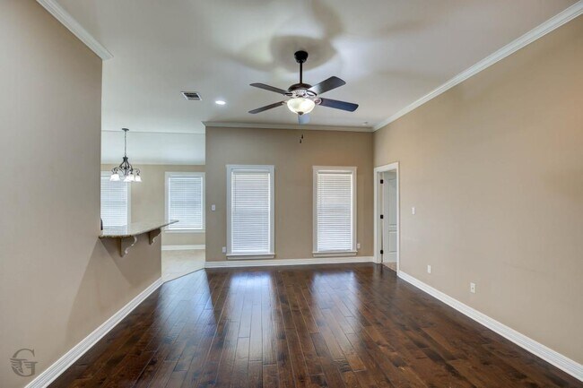 Building Photo - 421 Jordan Dr